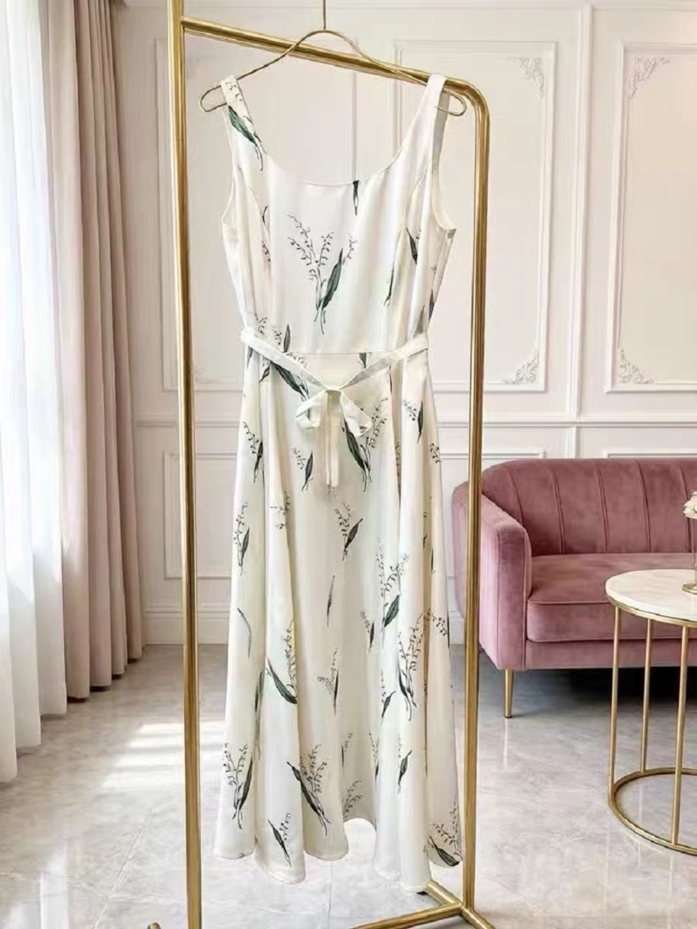 Designer-style Floral Sleeveless Midi Dress with Elaborate Waist Tie